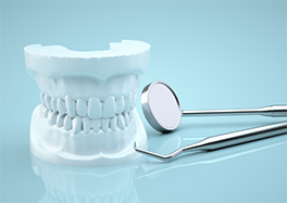 歯の模型と医療器具