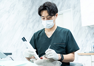 より精密な治療のためにマイクロスコープを導入